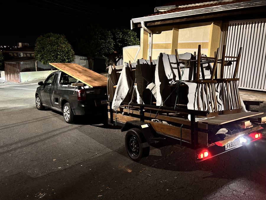 Carreta carregada saindo pra entrega à noite