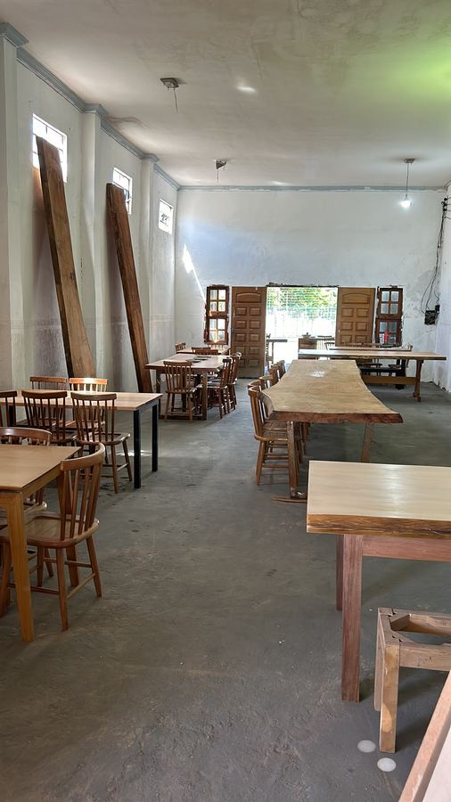 Mesas e cadeiras prontas na loja
